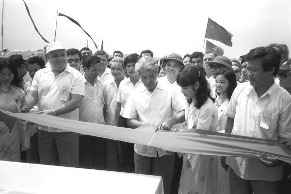 Ngày 9/5/1985, Phó Chủ tịch Hội đồng Bộ trưởng Đỗ Mười và Đại sứ Liên Xô tại Việt Nam Boris Chaplin cắt băng khánh thành cầu Thăng Long - công trình do Liên Xô giúp Việt Nam xây dựng