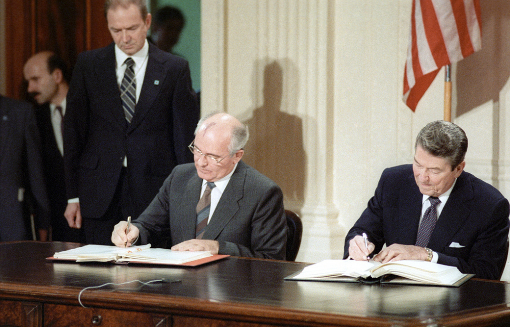 Tổng Bí thư Trung ương ĐCS Liên Xô M. Gorbachov và Tổng thống Mỹ R. Reagan ký Hiệp ước INF ngày 8/12/1987