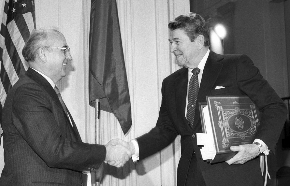 M. Gorbachov và R. Reagan sau khi ký Hiệp ước INF