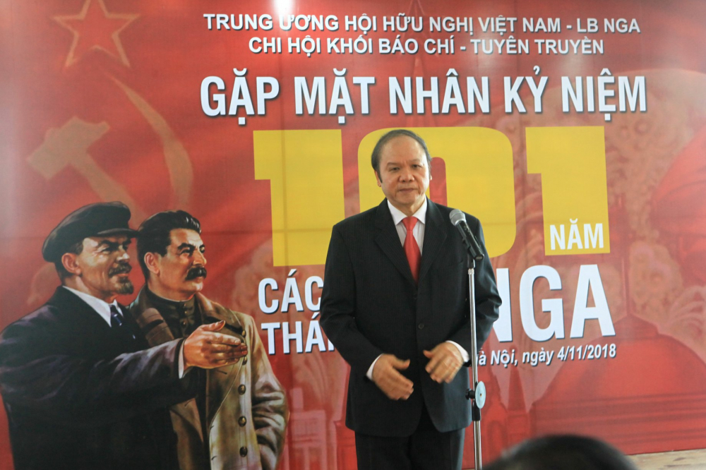 Ông Bùi Đình Dĩnh, Phó Chủ tịch Hội Hữu nghị Việt - Nga, phát biểu tại cuộc gặp