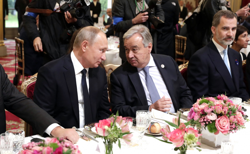Tổng thống Nga V. Putin tại buổi ăn sáng làm việc trong Điện Elysee ở Paris ngày 