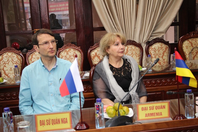 Đại sứ Armenia (bên phải) và Tham tán Công sứ ĐSQ Nga tham dự buổi làm việc với lãnh đạo Huyện Đông Anh