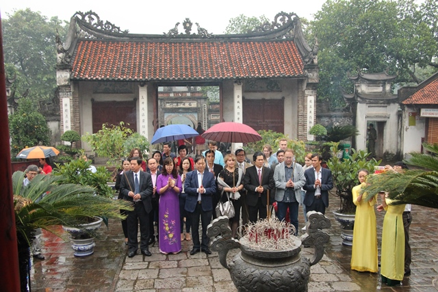 Các đại biểu đến thăm khu di tích Cổ Loa