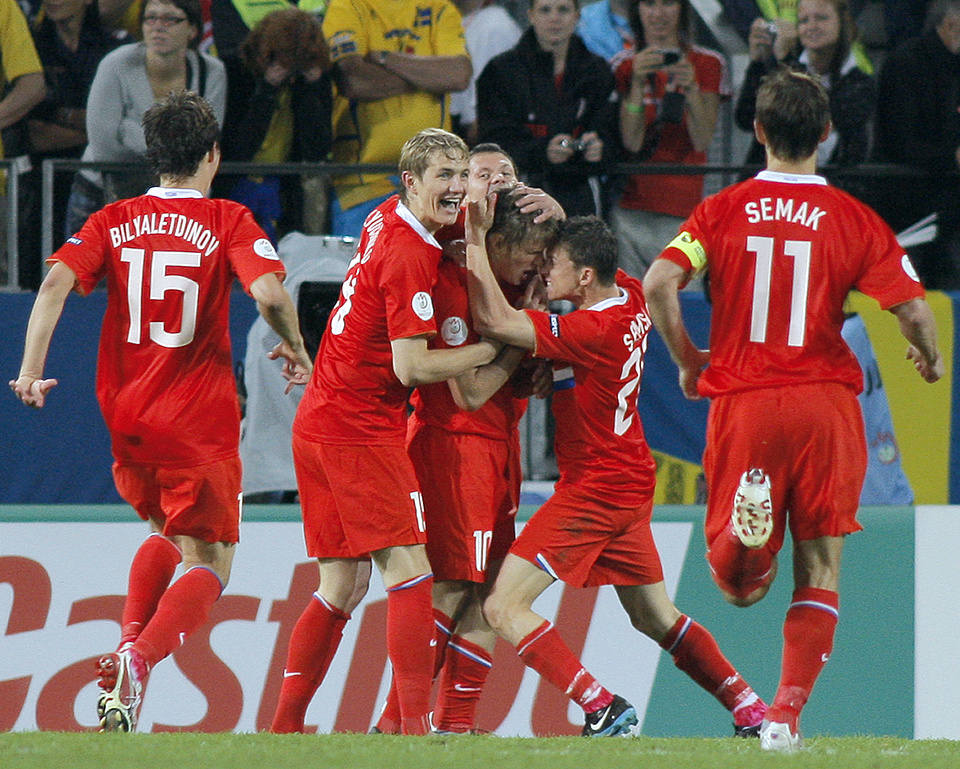 Arshavin cùng đồng đội trong đội tuyển Nga sau một bàn thắng tại Euro-2008