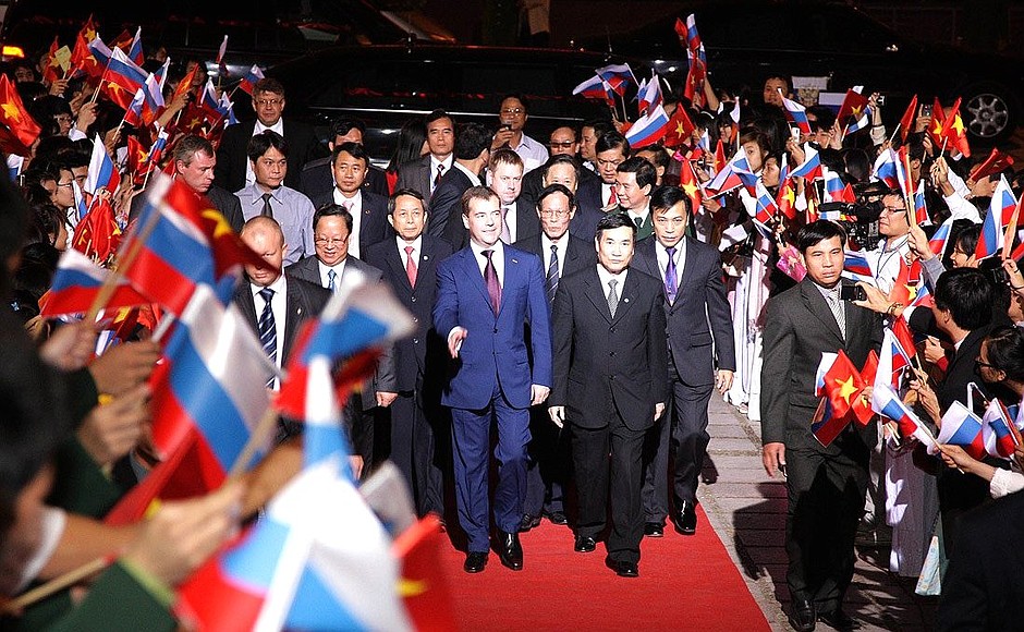Tổng thống D. Medvedev tới Cung văn hóa hữu nghị Việt - Xô gặp gỡ cựu sinh viên, nghiên cứu sinh Việt Nam tại Liên Xô (2010)