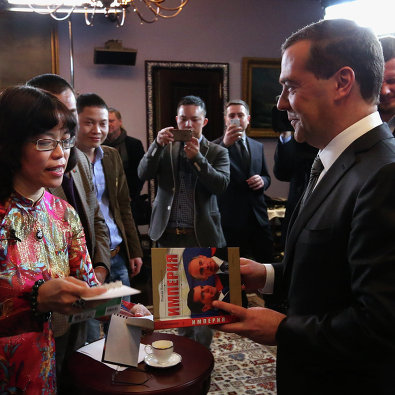 Phóng viên Đài Tiếng nói Việt Nam thường trú tại Moskva, Điệp Anh (bên trái) và Thủ tướng D. Medvedev