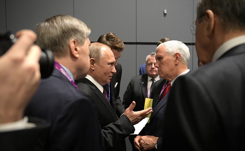 Tổng thống V. Putin trao đổi nhanh với Phó Tổng thống Mỹ M. Pence