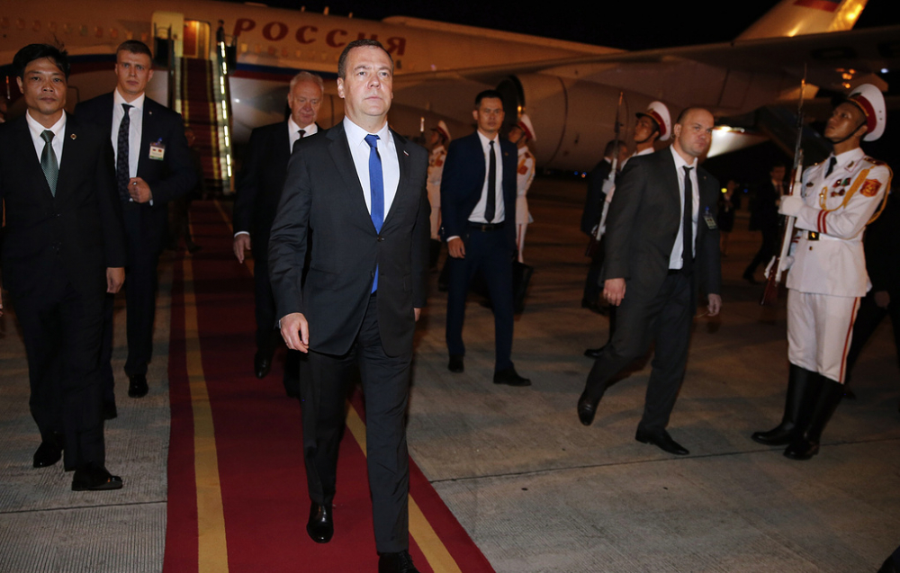 Thủ tướng D. Medvedev đến sân bay quốc tế Nội Bài, Hà Nội, tối 18/11/2018