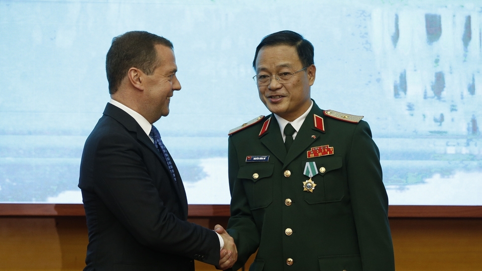 Thủ tướng D. Medvedev và Thiếu tướng Nguyễn Hồng Dư, Tổng giám đốc Trung tâm Nhiệt đới Việt - Nga