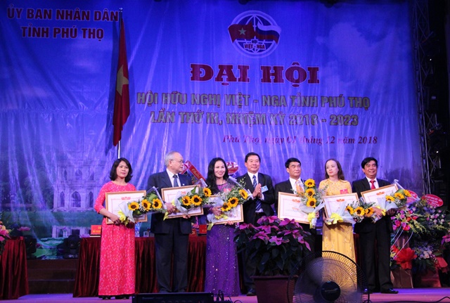 Ông Trịnh Quốc Khánh trao Bằng khen của Trung ương Hội tặng các tập thể và cá nhân thuộc Hội Hữu nghị Việt - Nga tỉnh Phú Thọ