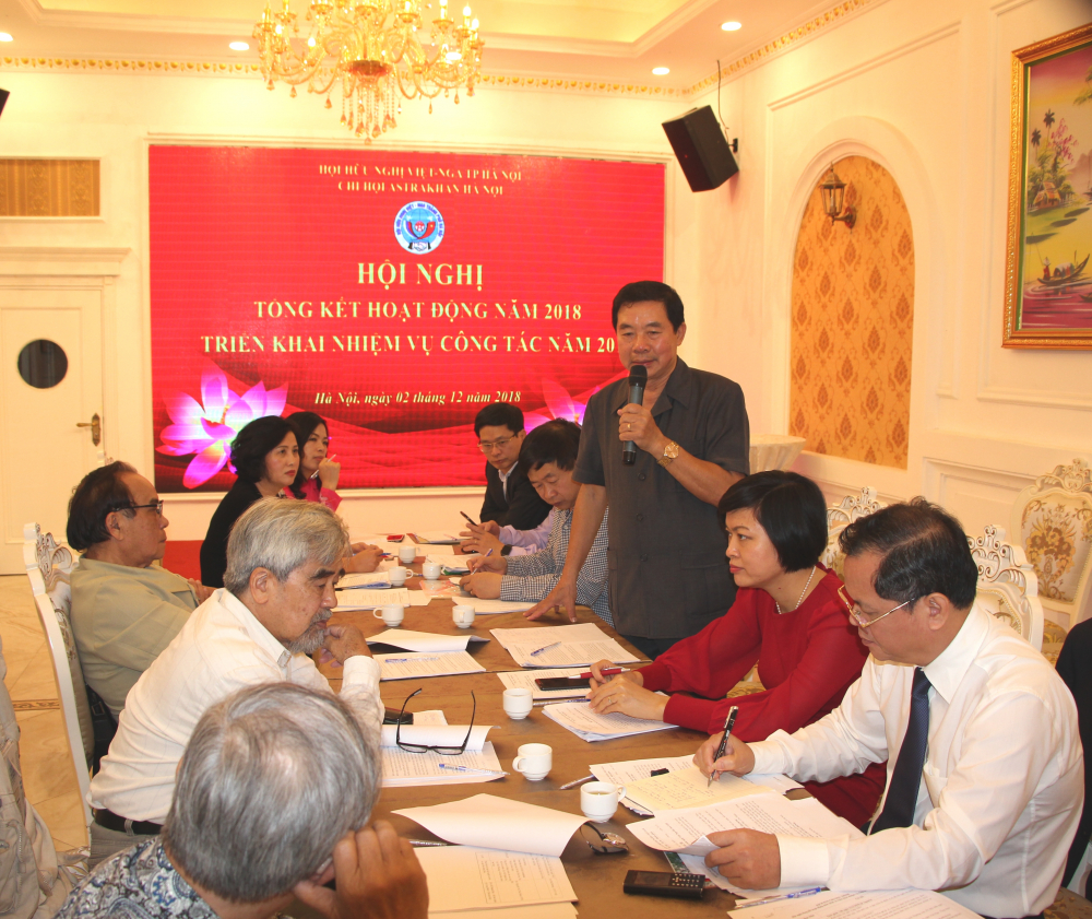Phó Chủ tịch thường trực Hội Hữu nghị Việt - Nga Trịnh Quốc Khánh phát biểu tại cuộc họp