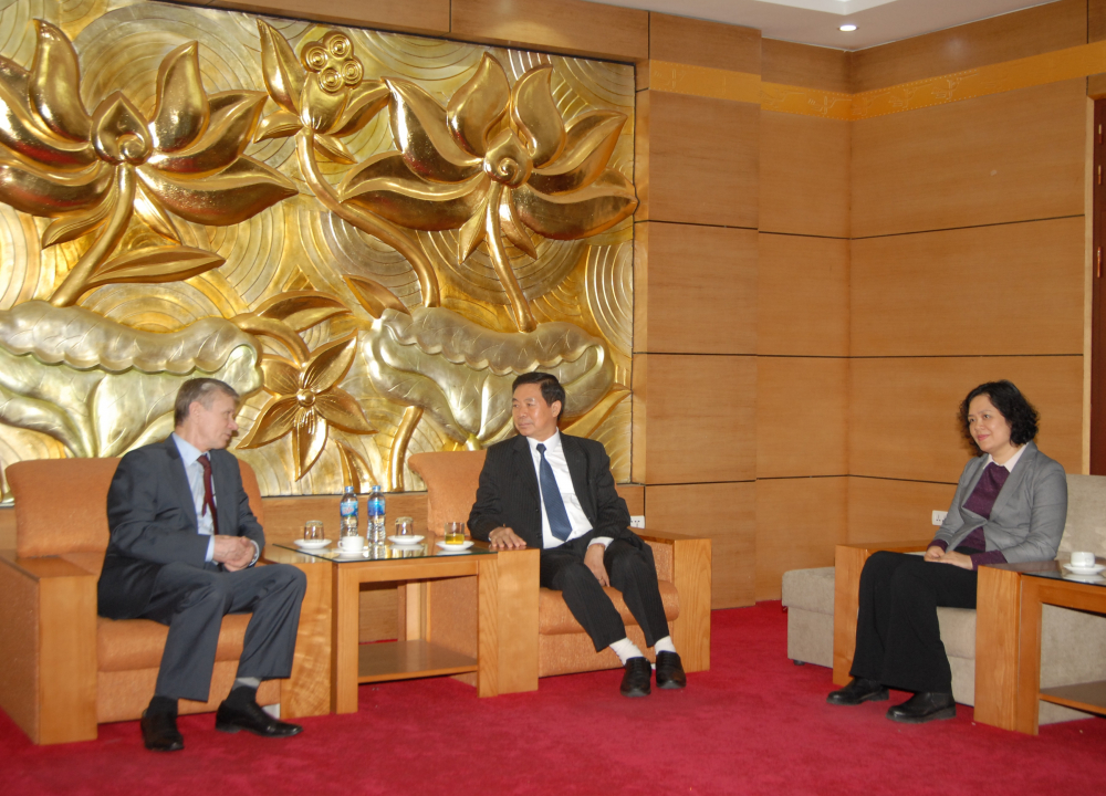 Ông V. Buyanov, ông Trịnh Quốc Khánh và bà Phạm Thái Như Mai trong cuộc gặp gỡ