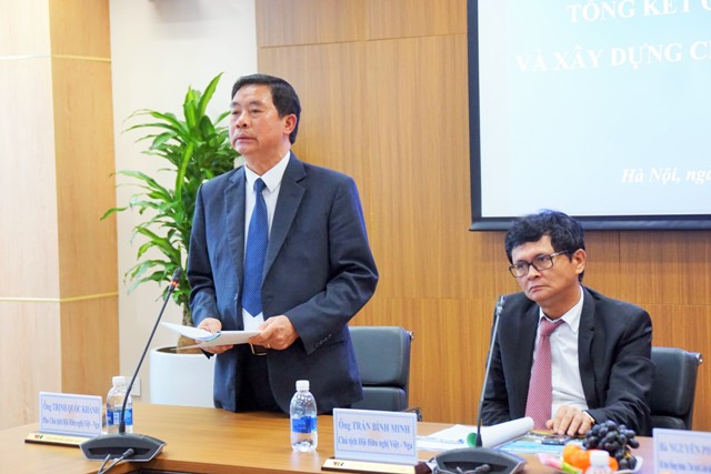 Phó Chủ tịch thương trực Trịnh Quốc Khánh trình bày dự thảo báo cáo tổng kết công tác năm 2018 và dự kiến chương trình hoạt động năm 2019.   Ảnh: PHẠM TIẾN DŨNG