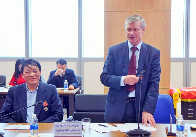 Chủ tịch Hội Hữu nghị Nga - Việt Vladimir Buyanov phát biểu tại Hội nghị.   Ảnh: PHẠM TIẾN DŨNG