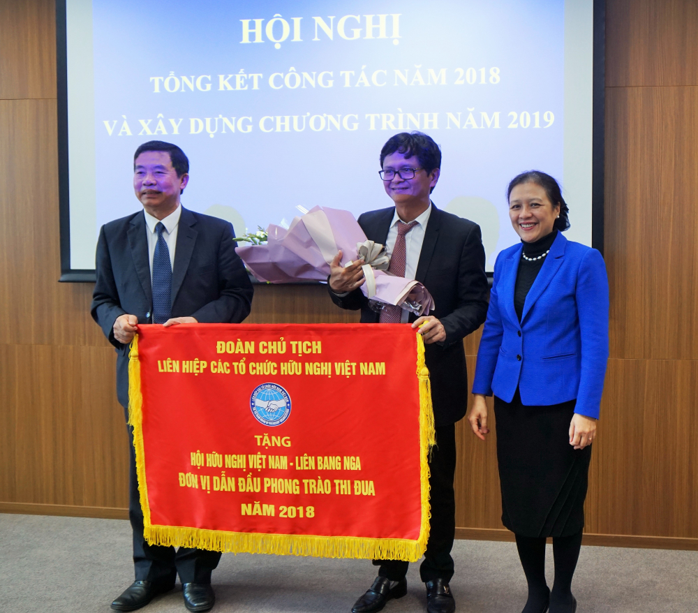 Hội Hữu nghị Việt - Nga được Đoàn Chủ tịch Liên hiệp các tổ chức hữu nghị Việt Nam tặng cờ thi đua 