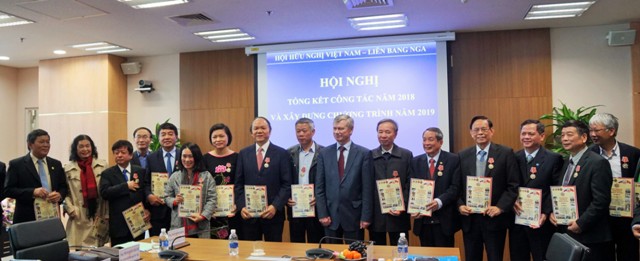 Chủ tịch Hội Hữu nghị Nga - Việt V. Buyanov trao Huy chương 
