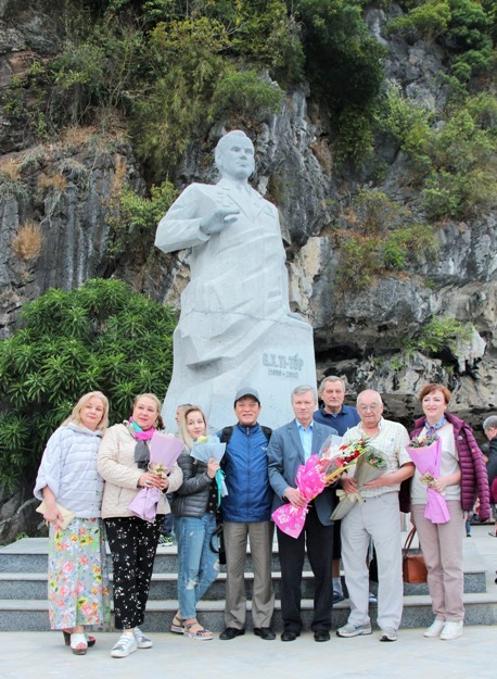 Đoàn đại biểu Hội Hữu nghị Nga - Việt cùng Tổng thư ký Hội Hữu nghị Việt - Nga chụp ảnh lưu niệm tại tượng đài Titov (ngày 12/1/2019)