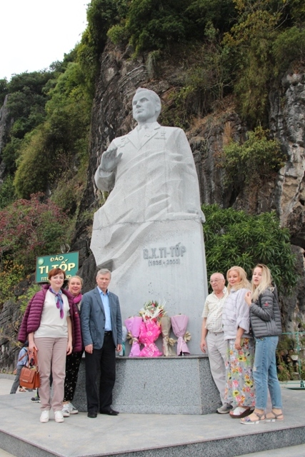 Đoàn đại biểu Hội Hữu nghị Nga - Việt thăm tượng đài Titov (ngày 12/1/2019).  Ảnh: NGUYỄN ĐĂNG PHÁT