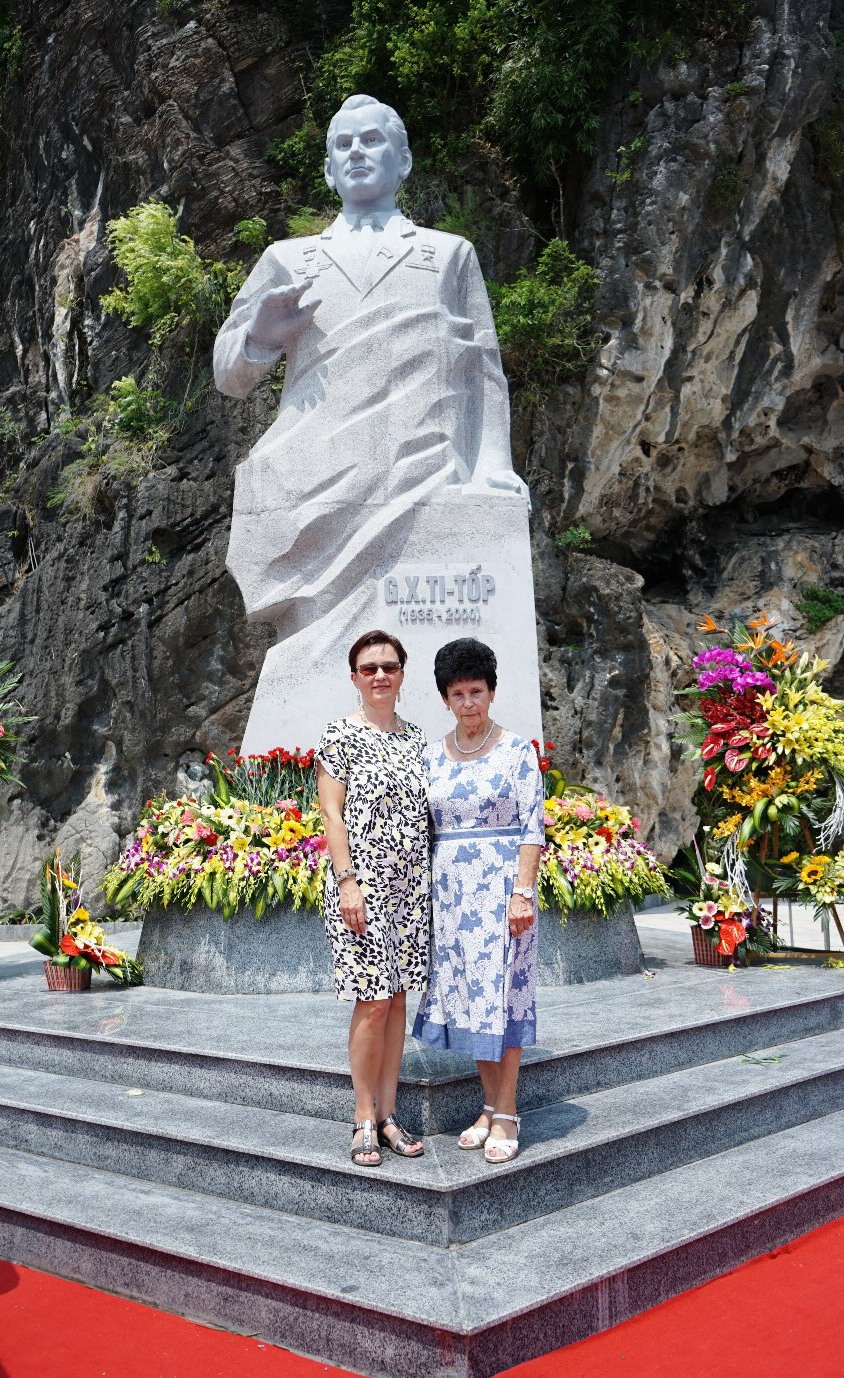 Bà Tamara Titova và con gái trước tượng đài Titov trong buổi lễ khánh thành công trình này (sáng 14/9/2015).  Ảnh: NGUYỄN ĐĂNG PHÁT