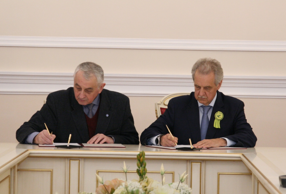 Евгений Григорьев, председатель комитета по внешним связям, и Анатолий Будко, директор Военно-медицинского музея, подписали документ. 