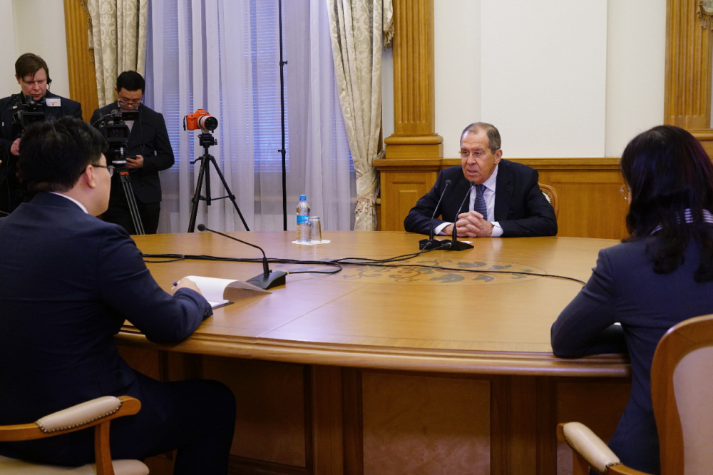 Bộ trưởng S. Lavrov trả lời phỏng vấn.  Ảnh: mid.ru