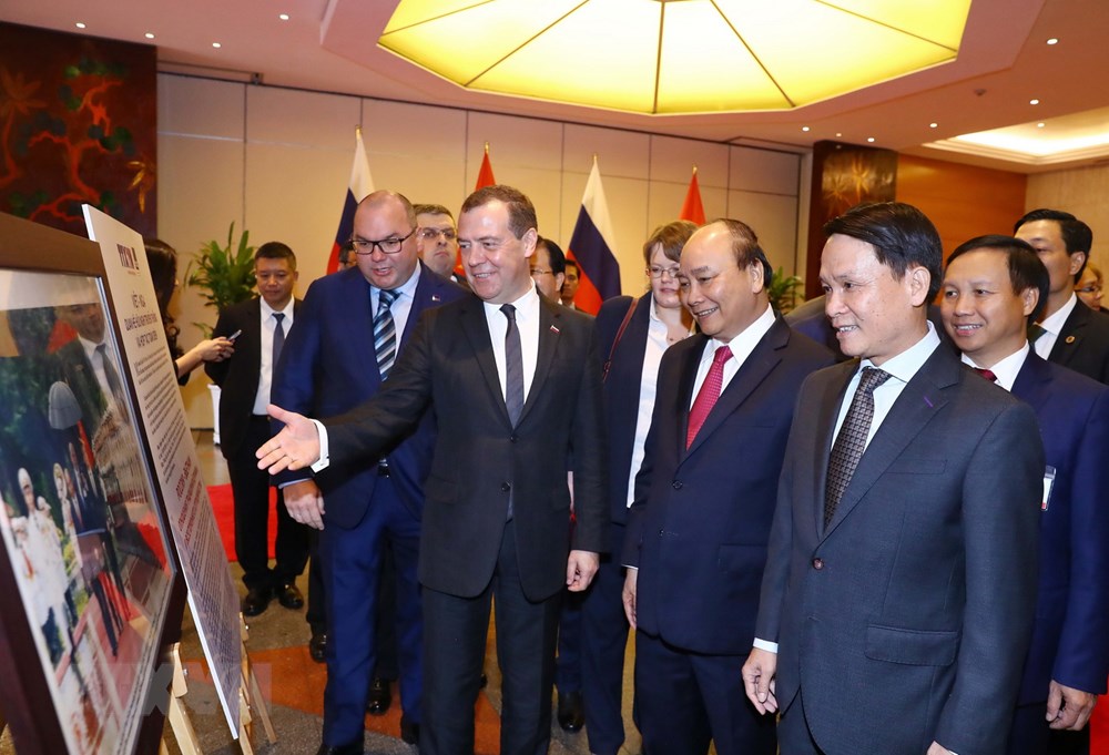 Thủ tướng Nguyễn Xuân Phúc và Thủ tướng D. Medvedev thăm Triển lãm ảnh về quan hệ hữu nghị, hợp tác Việt - Nga (Hà Nội, tháng 11/2018)