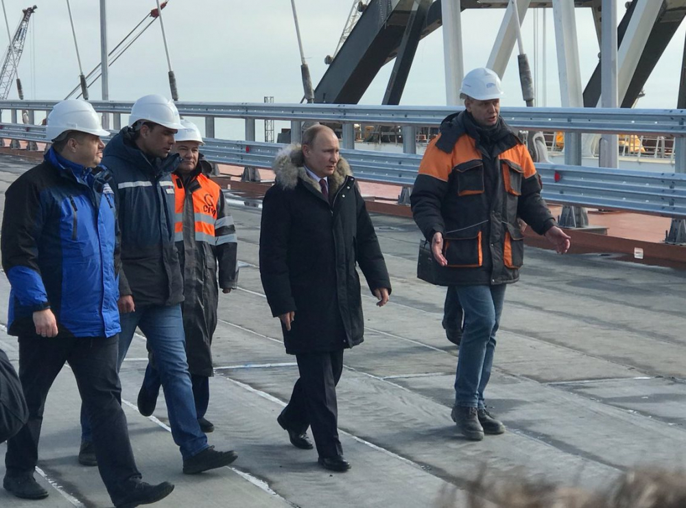 Tổng thống Nga V. Putin trên cầu Crưm trong buổi lễ khánh thành, thông xe phần đường bộ (tháng 5/2018)