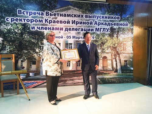 Ông Vũ Xuân Hồng, được sự ủy quyền của lãnh đạo VUFO, trao Kỷ niệm chương của VUFO tặng GS, TS I.Kraeva