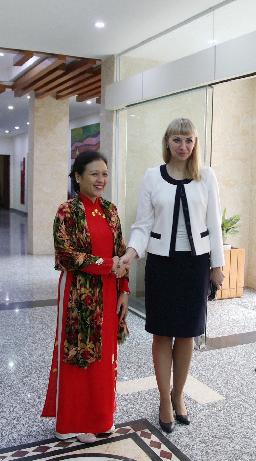 Bà Nguyễn Phương Nga và bà Natalya Shafinskaya tại trụ sở Liên hiệp các tổ chức hữu nghị Việt Nam.  Ảnh: HÒA NGUYỄN