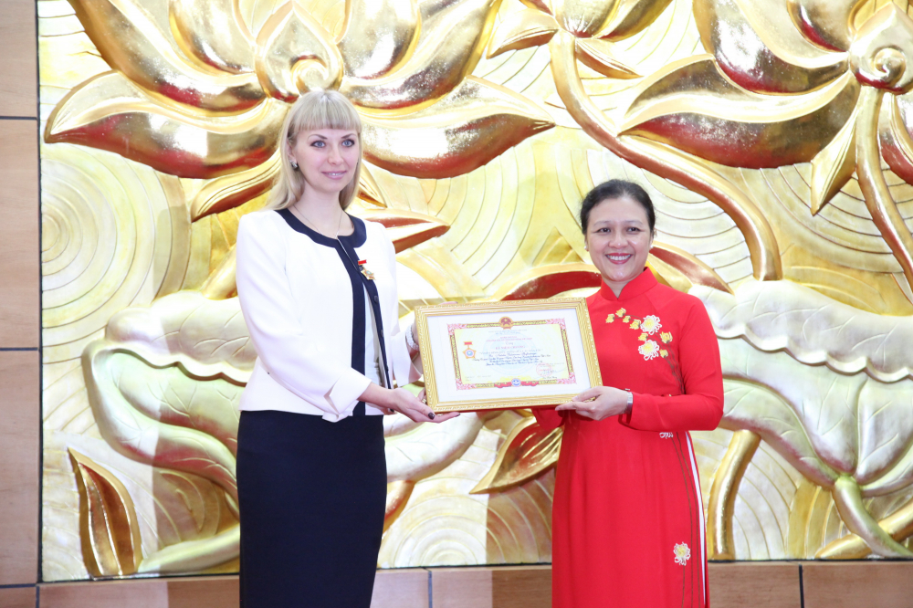 Chủ tịch Nguyễn Phương Nga trao Kỷ niệm chương tặng bà Natalia Shafinskaya.  Ảnh: HÒA NGUYỄN
