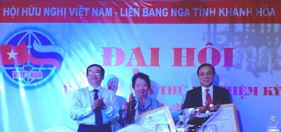 Chủ tịch Hội Hữu nghị Việt Nga tỉnh Khánh Hòa Nguyễn Thị Thu Thanh và Phó Chủ tịch Hoàng Văn Vinh (ngoài cùng bên phải) được tặng Bằng khen