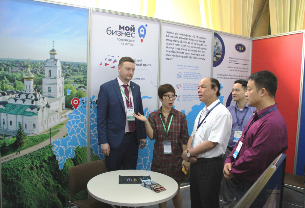 Ông Lê Trọng Khuê (người mặc áo trắng) - Chủ tịch Hội Nông dân TP Hà Nội, thăm gian trưng bày của tỉnh Smolensk tại Hội chợ.