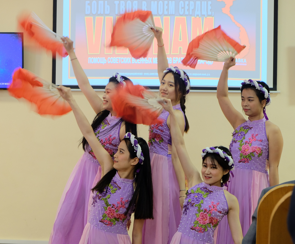 Một tiết mục văn nghệ của sinh viên Việt Nam tại Saint Petersburg trong lễ khai mạc Triển lãm