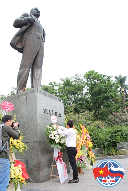 Ông Trần Bình Minh, Ủy viên Trung ương Đảng, Tổng giám đốc Đài Truyền hình Việt Nam, Chủ tịch Hội Hữu nghị Việt - Nga, và đoàn đại biểu Hội Việt - Nga dâng hoa tại Tượng đài V.I. Lenin