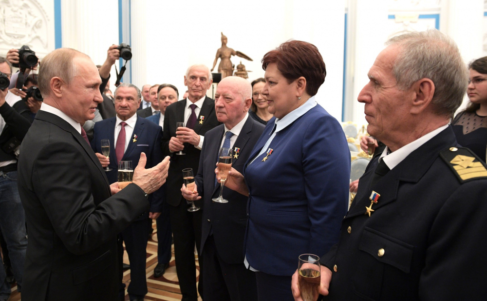 Tổng thống V. Putin chúc mừng các Anh hùng Lao động LB Nga vừa được phong tặng