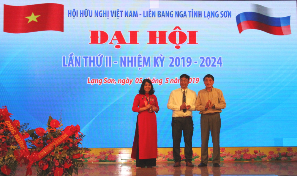 Tổng thư ký Hội Hữu nghị Việt - Nga (bên phải) thừa ủy quyền Chủ tịch ORVD trao Huy chương 