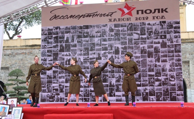Trong trang phục Hồng quân Liên Xô, các học sinh Nga nhảy điệu vals