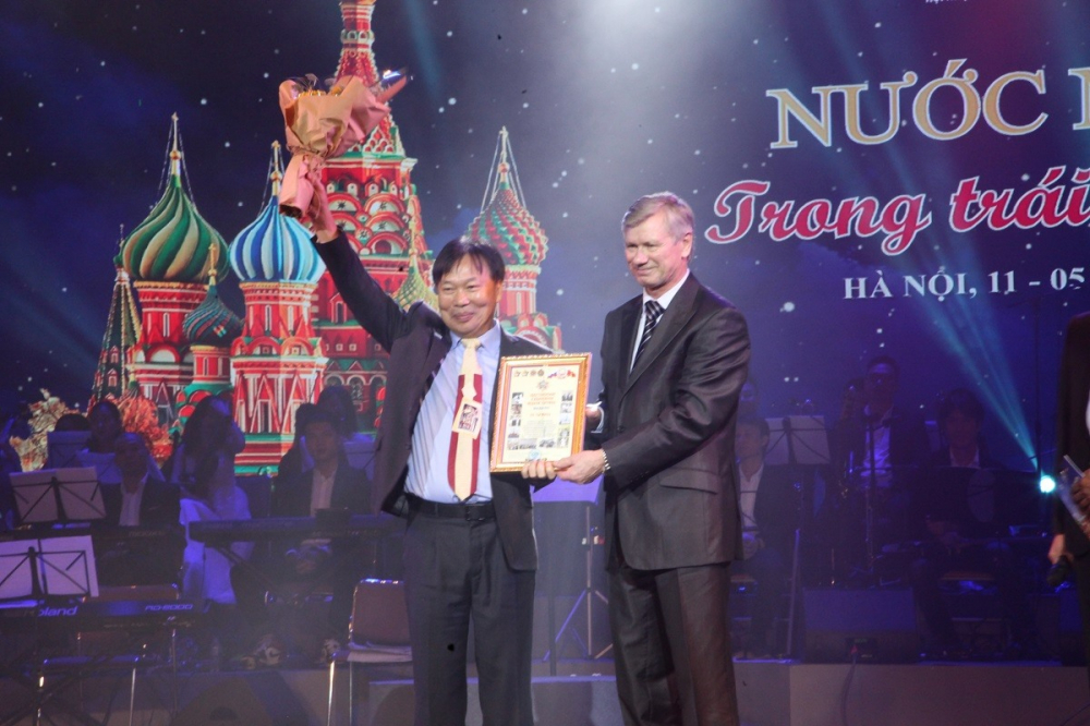 Chủ tịch Hội Hữu nghị Nga - Việt, GS Vladimir Buyanov trao Huy chương 