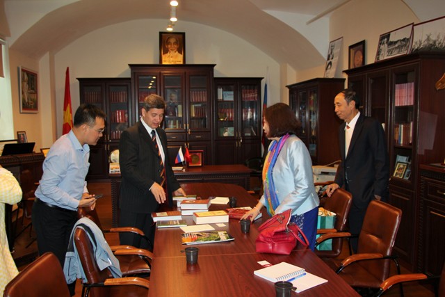 GS V. Kolotov tiếp đại biểu Liên hiệp các tổ chức hữu nghị VN và Hội Hữu nghị Việt - Nga tại Viện Hồ Chí Minh (tháng 9/2018).       Ảnh: ĐĂNG PHÁT