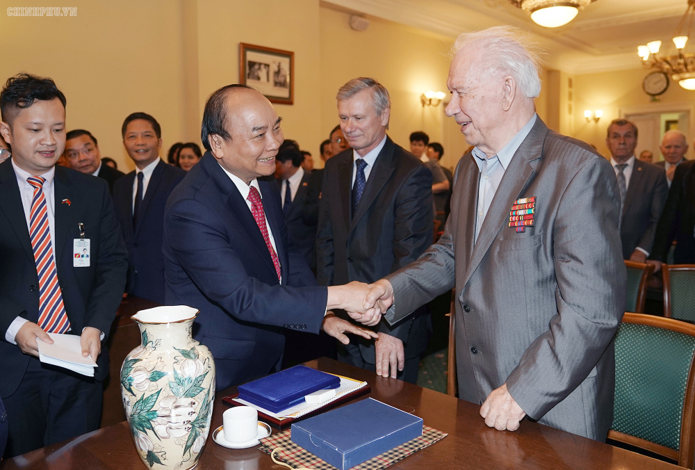Thủ tướng Nguyễn Xuân Phúc trò chuyện với ông E. Glazunov, nhà Việt Nam học, nguyên Chủ tịch Hội Hữu nghị Nga - Việt