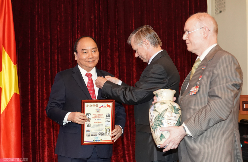 Chủ tịch Hội Hữu nghị Nga - Việt Vladimir Buyanov trao Huy chương 