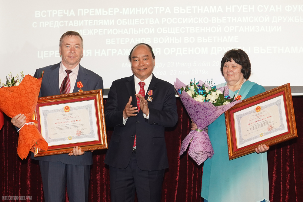 Thủ tướng Nguyễn Xuân Phúc trao Huân chương Hữu nghị của Nhà nước Việt Nam tặng bà Irina Vladimirova Samarina và ông Vladimir Mazyrin