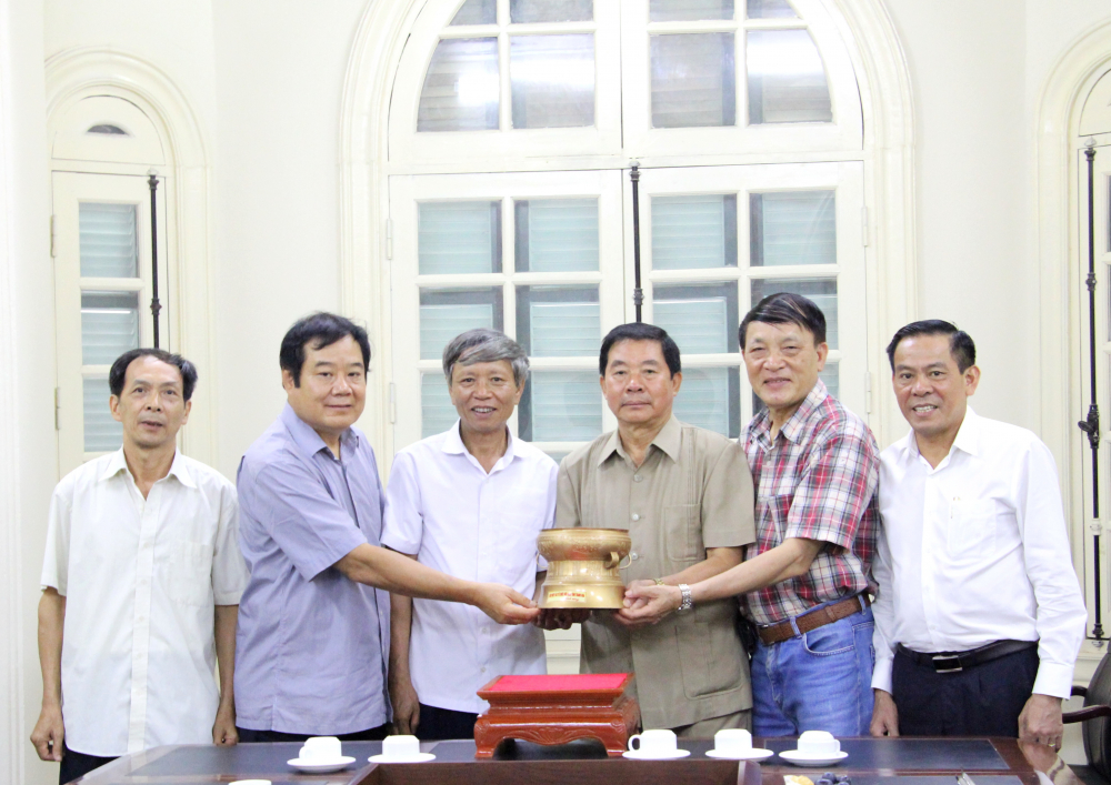 Đoàn đại biểu Thanh Hóa trao tặng Trung ương Hội Hữu nghị Việt - Nga phiên bản trống đồng Đông Sơn.