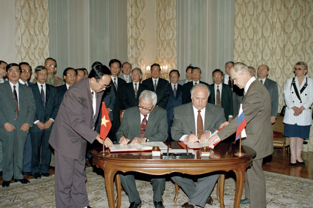 Thủ tướng Võ Văn Kiệt và Thủ tướng Nga Viktor Chernomyrdin ký Hiệp ước về những nguyên tắc cơ bản của quan hệ hữu nghị giữa CHXHCN Việt Nam và Liên bang Nga (Moskva, 16/6/1994).     Ảnh: MINH ĐẠO - TTXVN