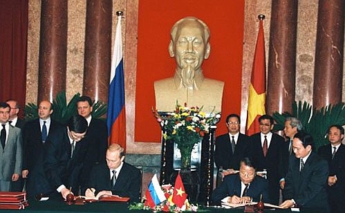 Trong chuyến thăm của Tổng thống Nga V. Putin tại Việt Nam (2001), Việt Nam và LB Nga đã xác lập quan hệ đối tác chiến lược.