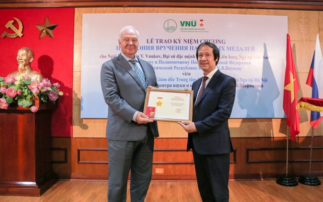 Giám đốc ĐHQGHN Nguyễn Kim Sơn trao Kỷ niệm chương Vì sự phát triển ĐHQGHN tặng Đại sứ Nga tại Việt Nam Konstantin Vnukov