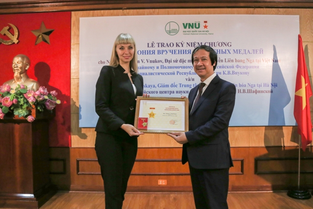 Giám đốc ĐHQGHN Nguyễn Kim Sơn trao Kỷ niệm chương Vì sự phát triển ĐHQGHN tặng Giám đốc Trung tâm KH&VH Nga tại Hà Nội Natalya Shafinskaya