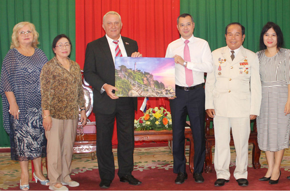 Chủ tịch UBND tỉnh Phú Yên, ông Phạm Đại Dương, trao bức tranh thắng cảnh Phú Yên tặng Tổng lãnh sự Nga