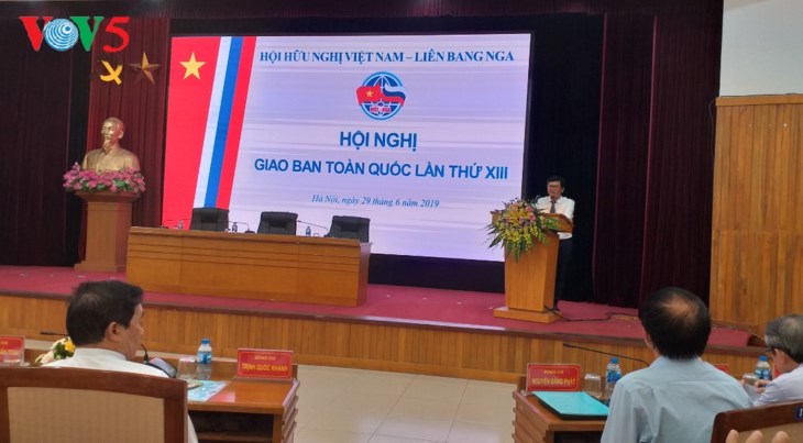 Председатель Общества вьетнамско-российской дружбы Чан Бинь Минь выступает на конференции.   Фото: VOV5/ Q.Khanh