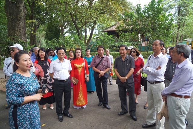 Các đại biểu nghe giới thiệu về Khu di tích Chủ tịch Hồ Chí Minh trong Phủ Chủ tịch